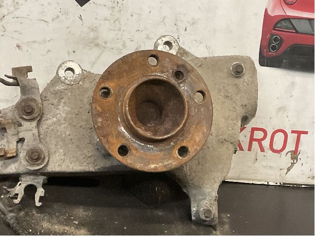 Steering knuckle bearing housing left