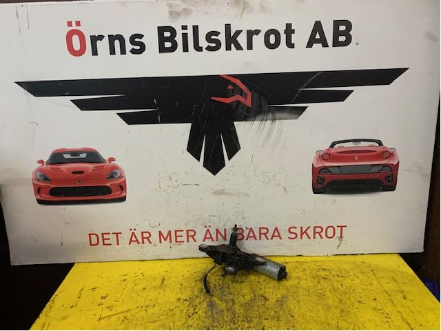 Lasinpyyhkimen moottori takaluukku