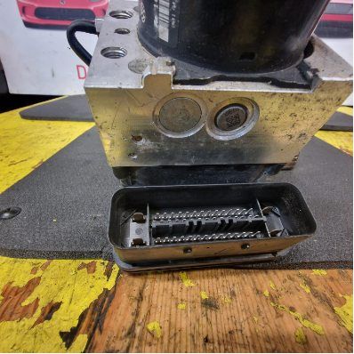 ABS hydrauliikkayksikkö