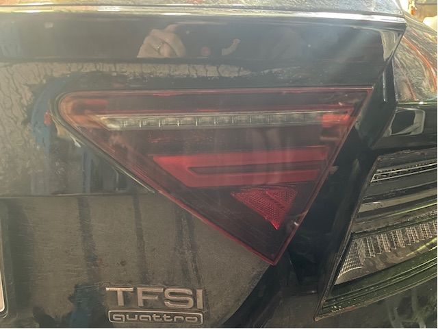 Tail light hatch right
