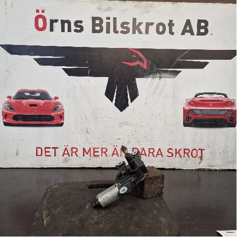 Lasinpyyhkimen moottori takaluukku