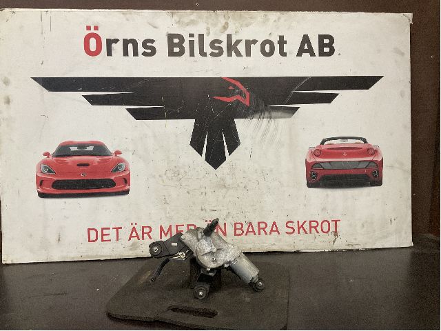 Lasinpyyhkimen moottori takaluukku