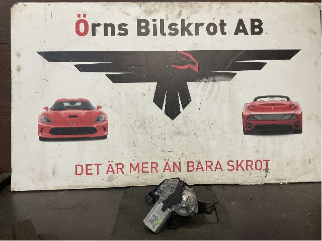 Lasinpyyhkimen moottori takaluukku